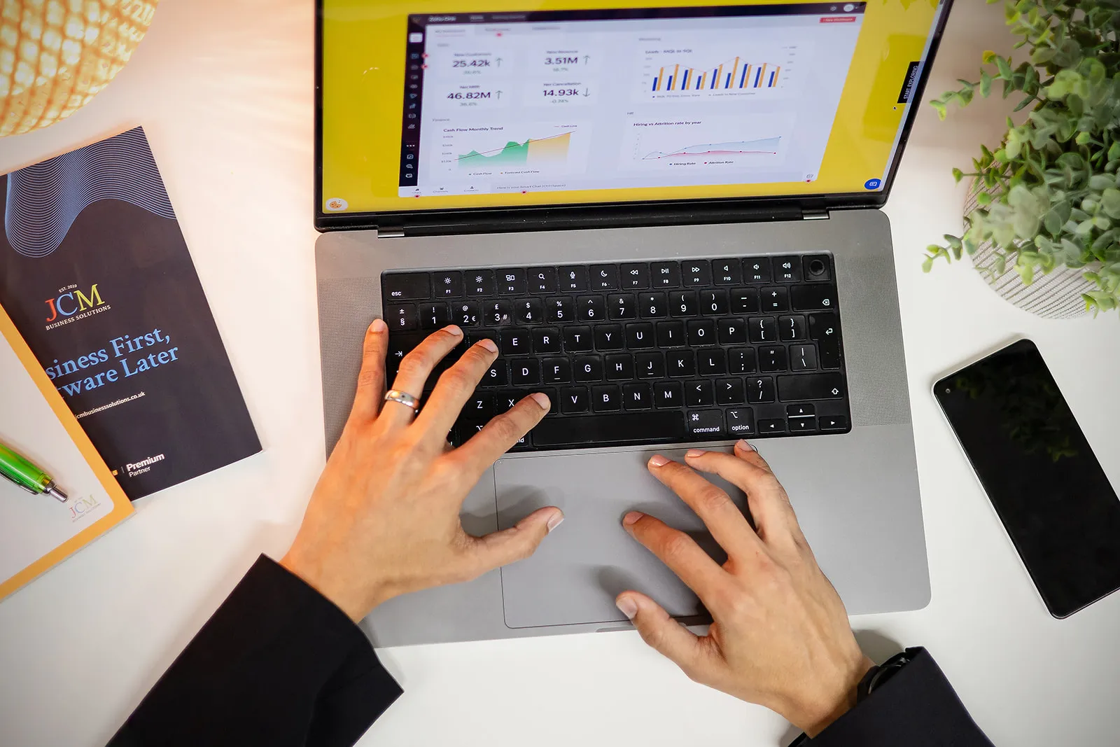 STRUGGLING TO KEEP TRACK OF YOUR SALES PIPELINE?